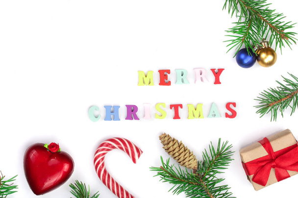 Χριστουγεννιάτικο φόντο με χαρούμενα Χριστούγεννα επιγραφή που απομονώνονται σε λευκό φόντο με αντίγραφο χώρου για το κείμενό σας - Φωτογραφία, εικόνα