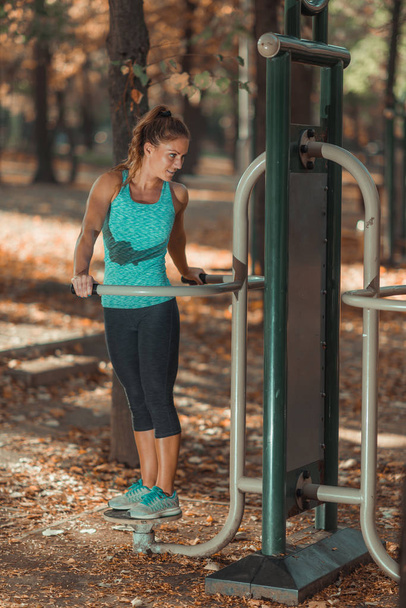 Mujer haciendo ejercicio en el gimnasio al aire libre en el parque público
 - Foto, imagen
