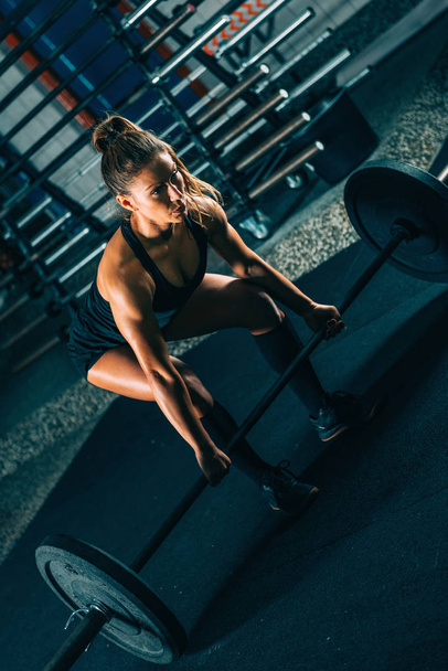 Eğitim çapraz. Kadın atlet ağırlık plakalı ağır halter kaldırma - Fotoğraf, Görsel