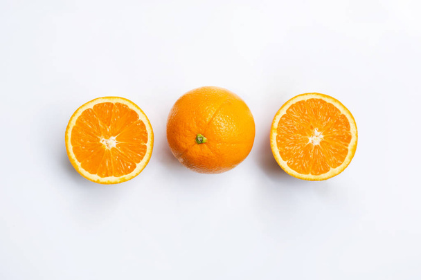 Top näkymä oranssi hedelmiä eristetty valkoisella taustalla. - Valokuva, kuva