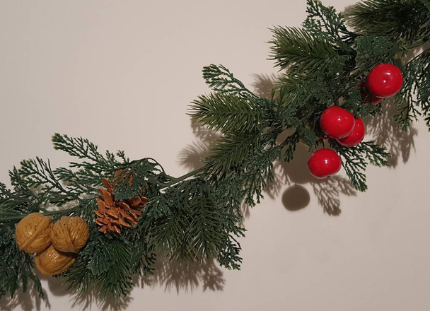 自然の装飾品で緑のメリー クリスマス ガーランド。幸せな休日と季節の挨拶緑装飾. - 写真・画像