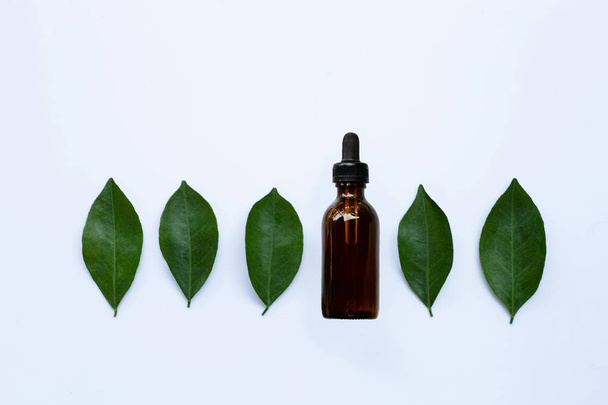 Essential oil with orange leaves - Foto, afbeelding
