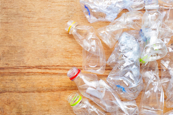 Residuos de plástico, botellas de plástico sobre fondo de madera
. - Foto, imagen