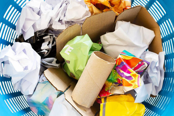 Resíduos de papel em cesto
 - Foto, Imagem