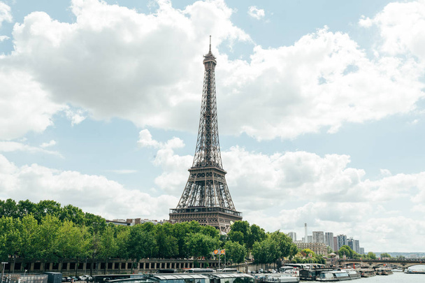 Paryż Francja - 02 czerwca 2018 r.: widok na wieżę Eiffla i rzeki Siene w Paryż, Francja. - Zdjęcie, obraz