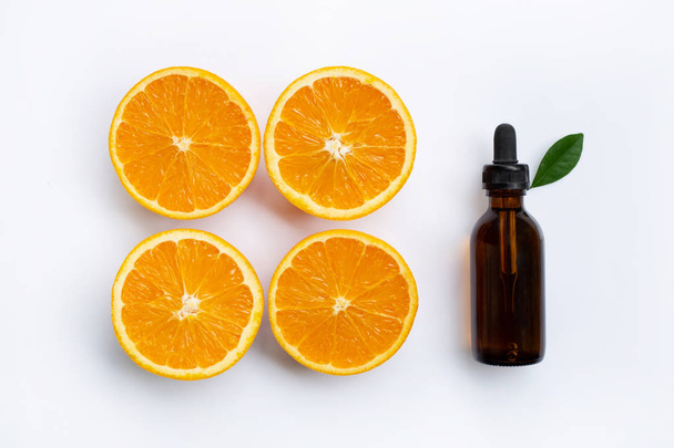 Essential oil with orange slices isolated on white - Foto, afbeelding