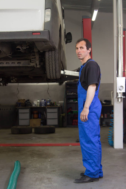 Técnico que trabaja en el servicio de automóviles y la reparación de un coche
 - Foto, imagen