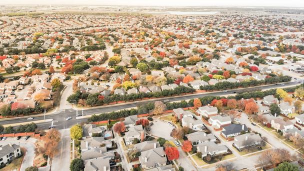 Hermosa vista aérea del desarrollo de la unidad planificada Valley Ranch en el suburbio de Dallas, Texas, Irving, Texas, Estados Unidos. Colorido follaje de otoño hojas cerca de la fila de casas unifamiliares, subdivisión urbana de expansión
 - Foto, Imagen