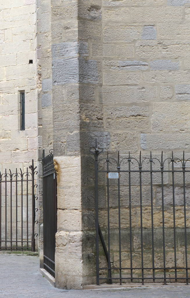 Dijon, Frankrijk-oktober 14, 2018: Magic uil van Dijon uitgehakt in reliëf op de noordelijke muur van de Eglise Notre-Dame de Dijon of kerk van de Notre-Dame in Dijon, Frankrijk - Foto, afbeelding