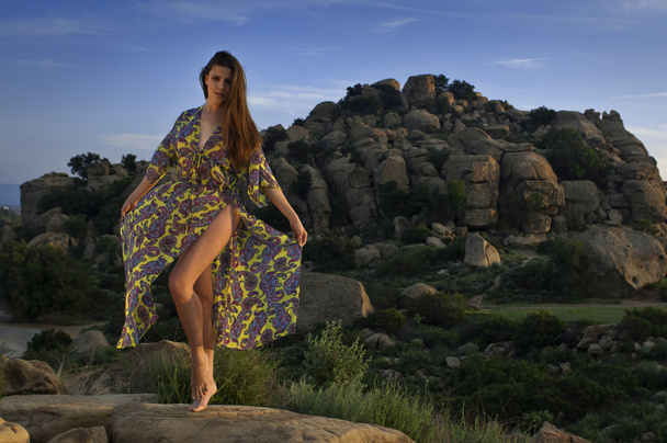atrakcyjna młoda kobieta noszenia bikini projektanta i plaży sukienka stoi naprzeciwko rock. topanga canyon blvd, chatsworth, Stony point park, ca - Zdjęcie, obraz