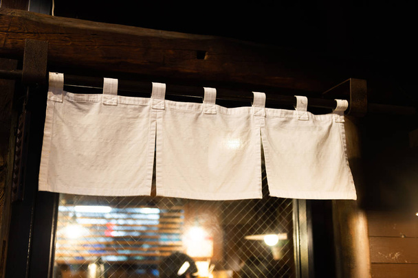 Фіранкова тканина, яка висить перед традиційними японськими ресторанами і магазинами, не тільки слугує підписом, але й має більше значення., - Фото, зображення