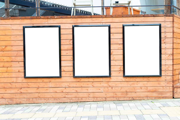 Cartelera grande en blanco en una pared de la calle, pancartas con espacio para agregar su propio texto - Foto, Imagen