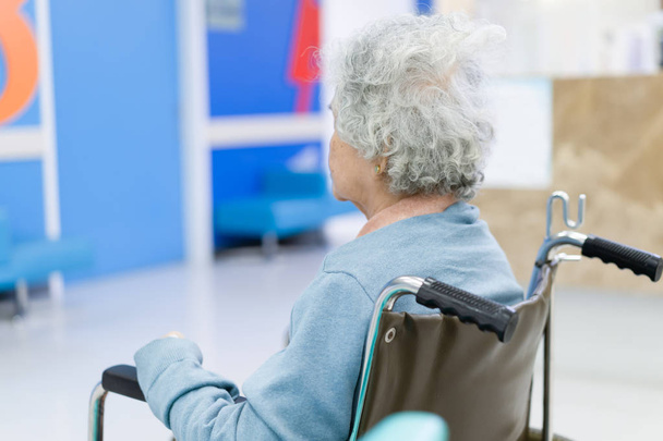 Une patiente âgée en fauteuil roulant attend un médecin à l'hôpital
 - Photo, image