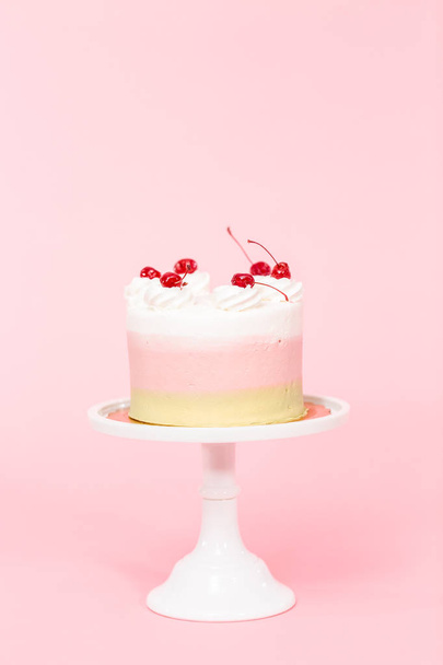 Tort urodzinowy Spumoni na różowym tle. - Zdjęcie, obraz