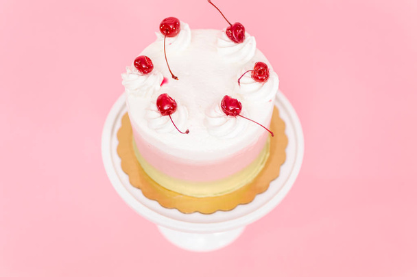 Syntymäpäivä Spumoni kakku vaaleanpunainen tausta
. - Valokuva, kuva