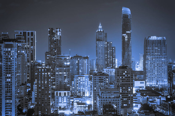 abstraktes Stadtbild mit nächtlichem hellblauem Filter - kann zur Darstellung oder Montage auf Produkt verwendet werden - Foto, Bild