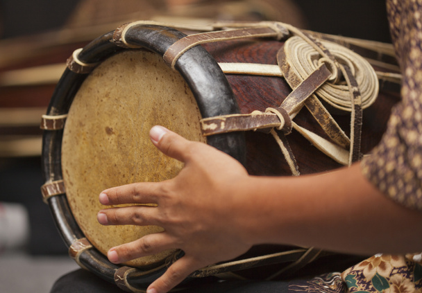 Jouer du tambour thaï
 - Photo, image