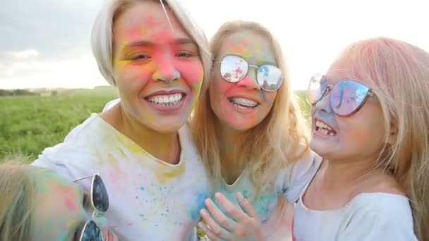 Ευτυχισμένος μητέρες με παιδιά διασκεδάζουν με πολύχρωμα σκόνη holi Φεστιβάλ των χρωμάτων - Πλάνα, βίντεο