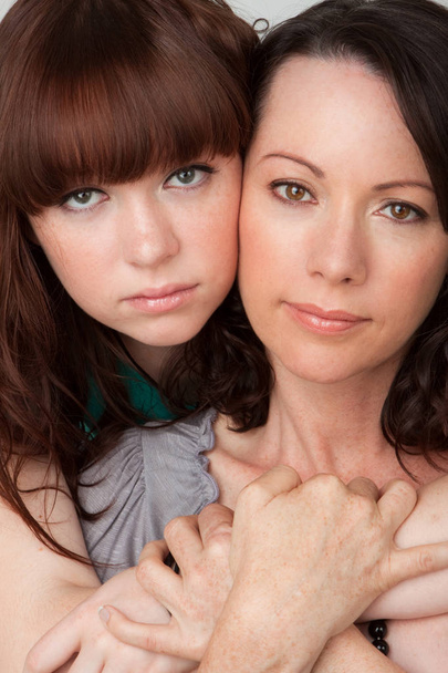 Portrait of a mother and her teenage daughter. - Foto, Imagem