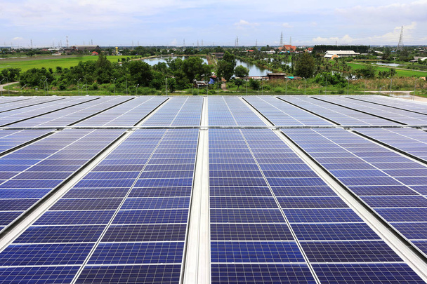 Sistema solare fotovoltaico Rooftop sul tetto del magazzino con sfondo campagna in Thailandia
 - Foto, immagini
