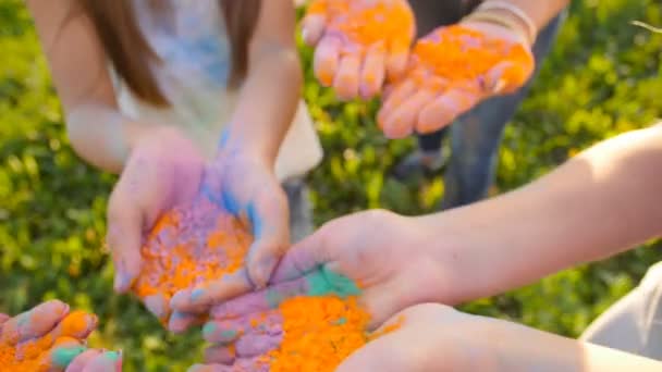 Madres jóvenes felices divirtiéndose con polvo colorido en el festival holi de colores
 - Imágenes, Vídeo