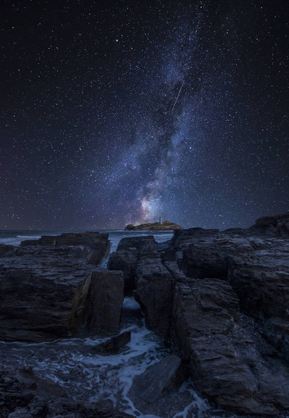 Superbe image composite vibrante de la Voie lactée sur le paysage du phare de Godrevy sur la côte de Cornouailles en Angleterre
 - Photo, image