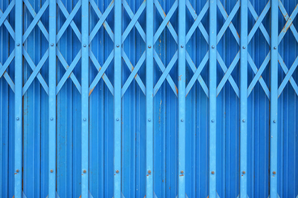 Acél összecsukható tolóajtó retro textúra háttér / rozsdamentes acél régi ajtó kék háttér - Fotó, kép