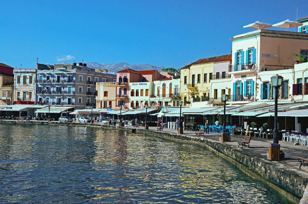 A régi velencei kikötőre. Chania Crete. Görög-szigetek. Május 2014. A régi 16 centurry kikötő a Chania-Kréta, a görög szigeten igazi nyaralóhely, ez a nagy választék az értékeléshez és rúd körül a festői kikötő. - Fotó, kép