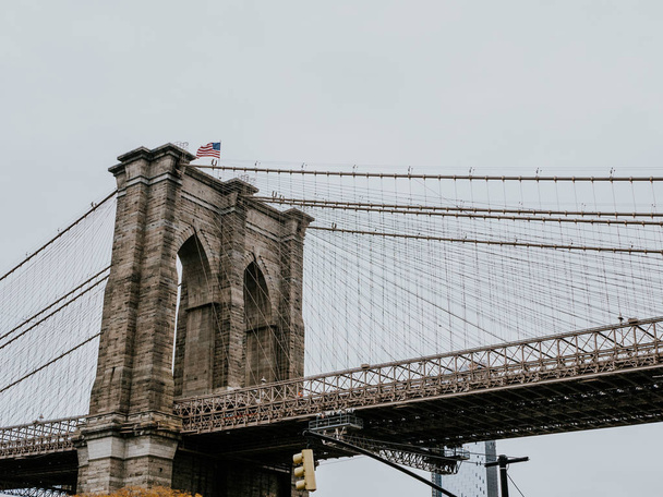 Brooklyn Bridge em Nova York ao amanhecer
. - Foto, Imagem
