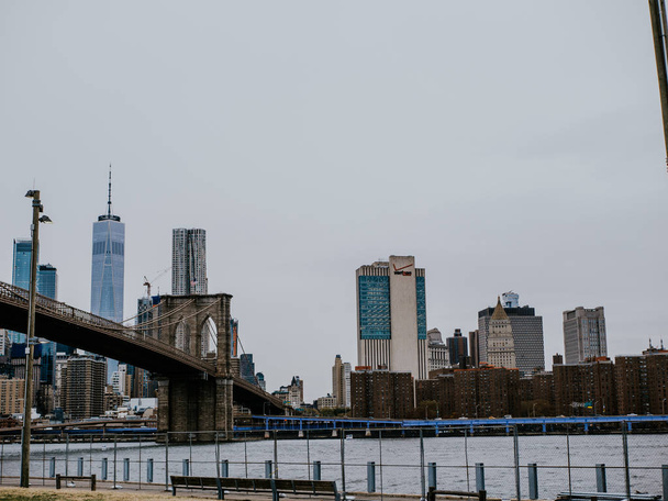 Şafakta New York'ta Brooklyn Köprüsü. - Fotoğraf, Görsel
