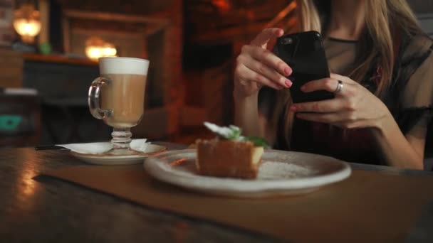 Frau macht Fotokuchen im Café mit Smartphone - Filmmaterial, Video