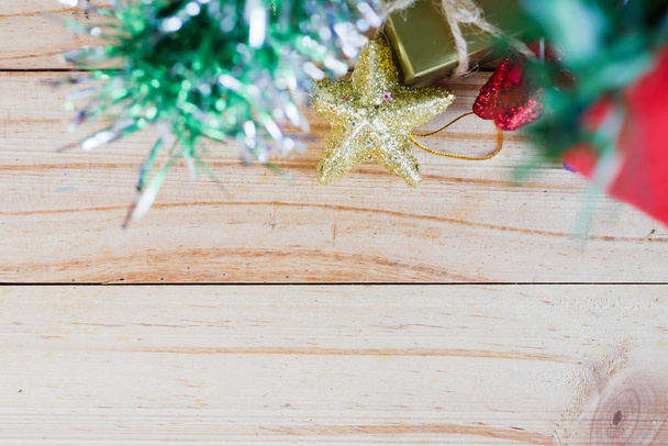 Cajas de regalo y estrellas unter chirstmas árbol en el tablero de madera y borrosa primer plano con espacio de copia para el texto
 - Foto, imagen