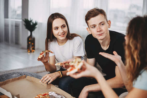 leisure, people eating, friendship, food delivery - Foto, imagen