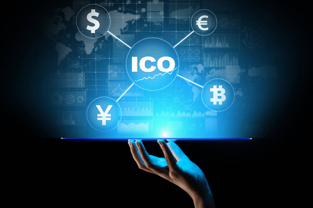 ICO - Oferta inicial de moeda, Fintech, conceito de negociação financeira e criptomoeda na tela virtual. Negócios e tecnologia. - Foto, Imagem