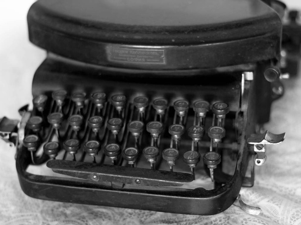 Detailní záběr ze starého psacího stroje s tlačítky písmeno cyrilice - Fotografie, Obrázek