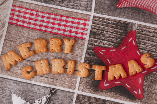 クリスマスや新年のカード。休日のお祝い。お気に入りの伝統的な祝日です。冬の背景。メリークリスマス。甘いクッキーとクラッカーからの言葉。奇跡の時間. - 写真・画像