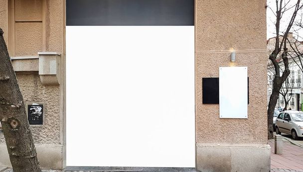 大規模な屋外都市都市の白い空白広告看板バナー印のモックアップします。孤立したテンプレート - 写真・画像