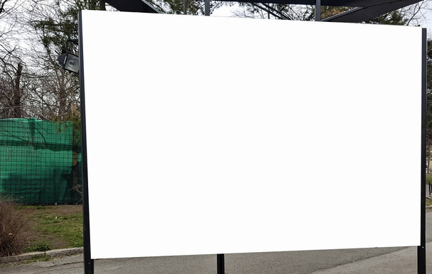 Велике місто на відкритому повітрі Міська біла порожня реклама Білборд Прапор Підписати макет. Ізольований шаблон
 - Фото, зображення