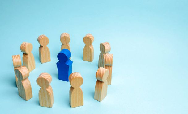 The concept of leadership in a business team. A crowd of workers stand in a circle and listen to their mentor, leader or boss. Improving work efficiency and developing a future action plan in the team - 写真・画像