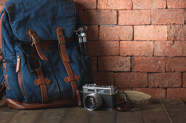 Vieux sac en toile vintage avec appareil photo vintage et chaud sur table en bois, accessoires style hipster, concept de voyage
 - Photo, image