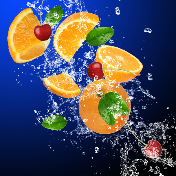 Friss narancs és víz-splash cseresznye - Fotó, kép