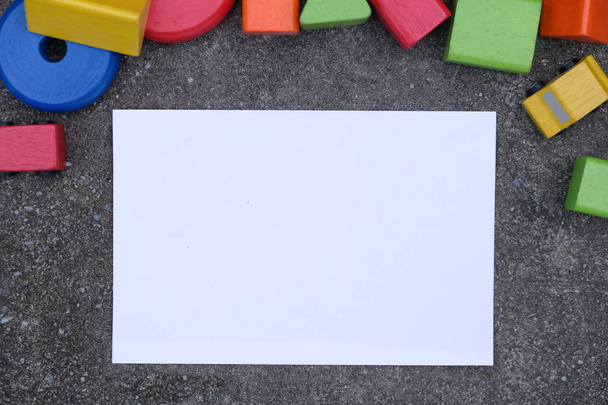 A gyerekek játékok keret fadarabot. Lapos laikus és üres papír adható szöveg. - Fotó, kép