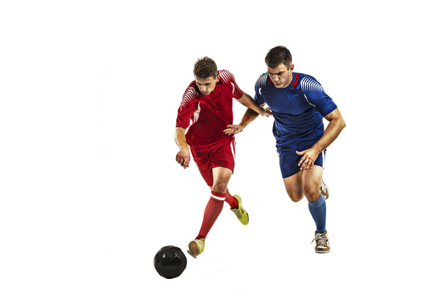 Joueurs de football en uniforme bleu rouge avec ballon sur l'isolement blanc
 - Photo, image