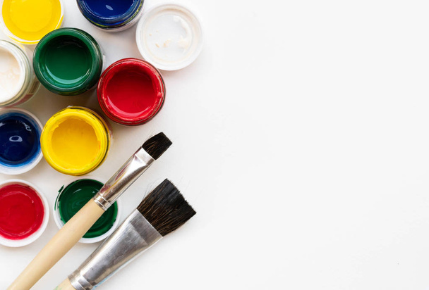 Palet en penseel apparatuur voor kleur verf achtergrond - Foto, afbeelding