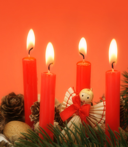 kaarsen met decoratie en kleine stro engel - Foto, afbeelding