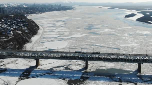 ハバロフスク橋-道路・鉄道橋の東のロシアのハバロフスクのアムール川を越える。無人機からの写真 - 映像、動画