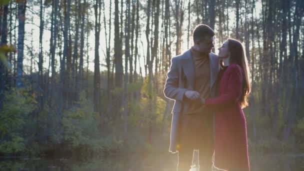 Um casal romântico fica e beija perto do lago, e entre eles os raios do sol, a luz do sol
 - Filmagem, Vídeo