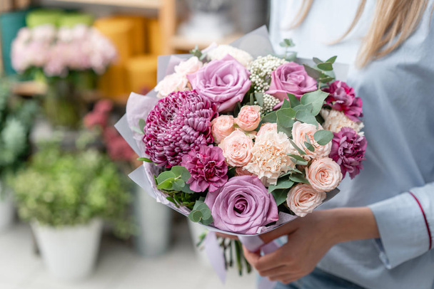 Europejski sklep kwiatowy. Bukiet pięknych kwiatów mieszane w ręce kobiety. Fantastyczny ogród kwiaty w układzie, pracy zawodowej Kwiaciarnia. - Zdjęcie, obraz