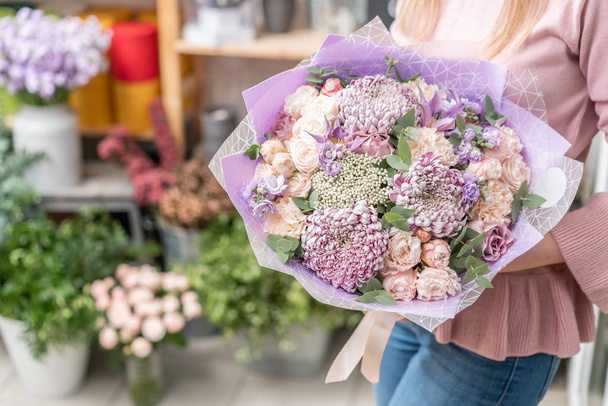 Avrupa çiçek dükkanı. Kadın elinde güzel karışık çiçekli buket. Mükemmel Bahçe çiçek düzenleme, profesyonel çiçekçi iş. - Fotoğraf, Görsel
