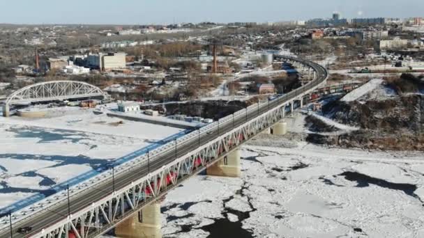 ハバロフスク橋-道路・鉄道橋の東のロシアのハバロフスクのアムール川を越える。無人機からの写真 - 映像、動画